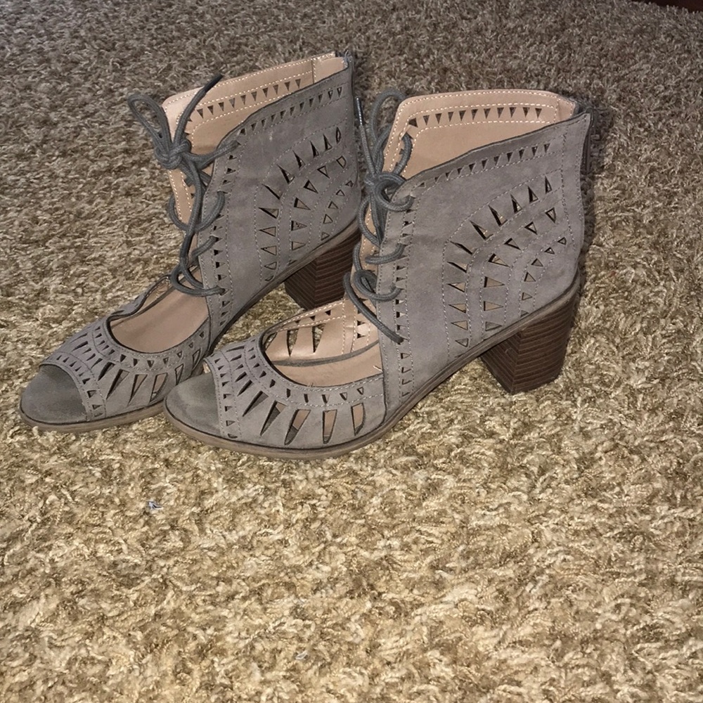 Brekelle’s grey heels